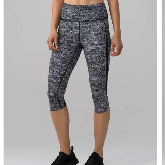 Lululemon Pace Perfect Crop (17") mid Rise Air Time  White Black Size 4 - Picture 1 of 16
